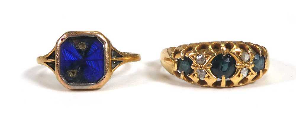 An 18ct yellow gold ring set three graduated sapphires interspersed with four small diamonds, ring