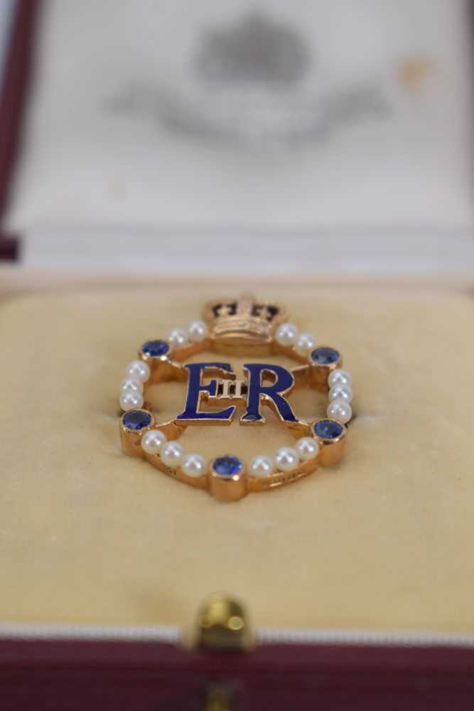 A 9ct yellow gold wreath brooch depicting the cypher of Queen Elizabeth II, set sapphires and seed - Image 9 of 9