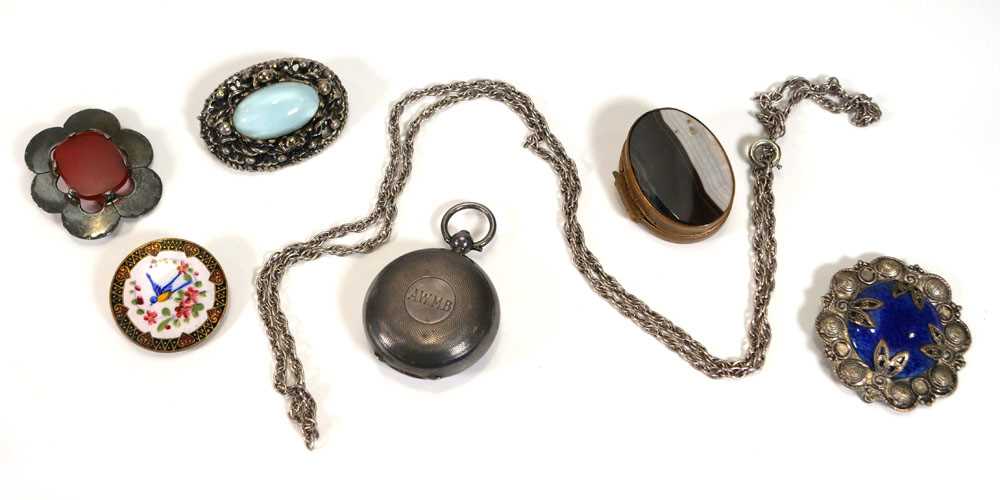 A silver sovereign case, a silver necklace, four costume brooches and an agate pill box (7)