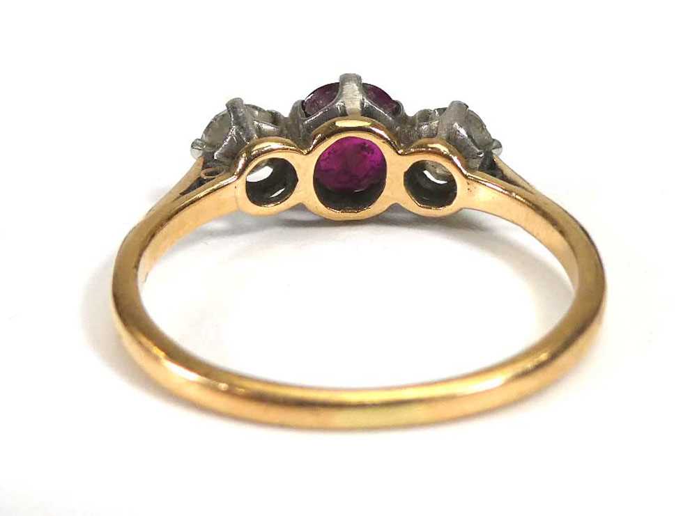 A yellow metal ring set round cut ruby and two old brilliant cut diamonds in an inline setting, - Image 3 of 4