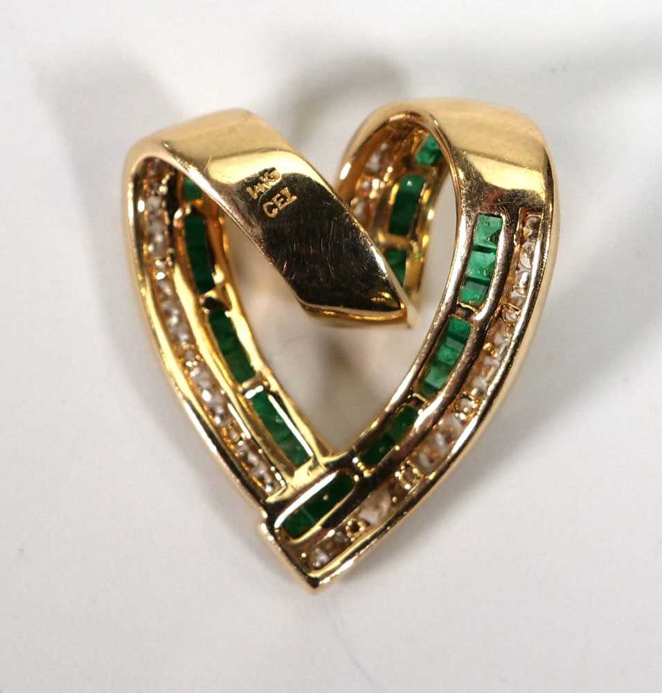 A 14ct yellow gold openwork pendant of heart shaped form set square cut emeralds and small - Bild 2 aus 3