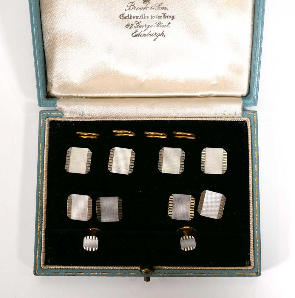 A set of 9/18ct yellow and white gold engined turned dress studs, each decorated with mother of - Bild 2 aus 2