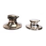 A silver capstan-type inkwell, Chester 1917, d. 7.5 cm and a similar inkwell, smaller (2)Dents and