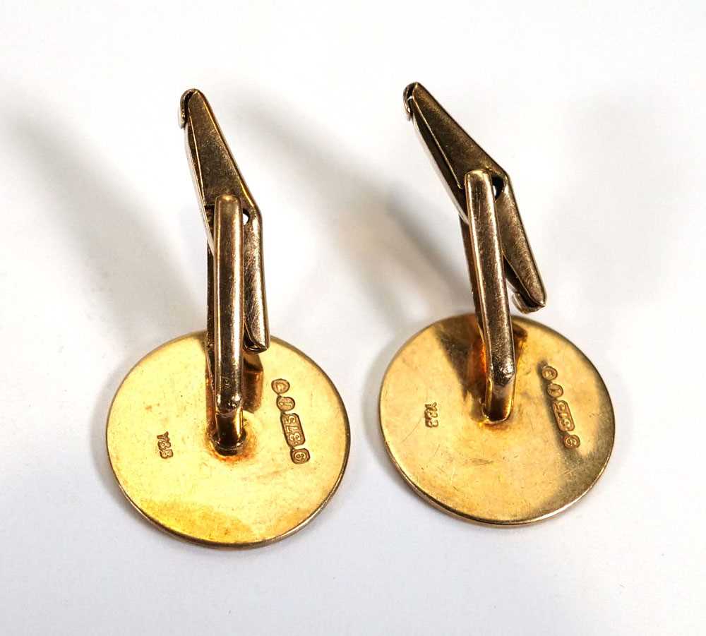 A pair of 9ct yellow gold engine turned cufflink's of circular form, 10.3 gms (2) - Bild 3 aus 3