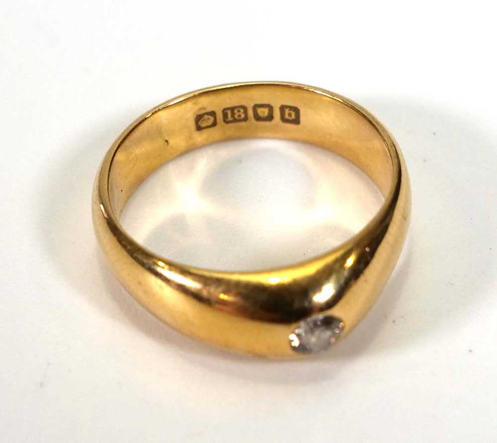 An early 20th century 18ct yellow gold ring set old cut diamond in a rubover setting, London 1917, - Bild 5 aus 5