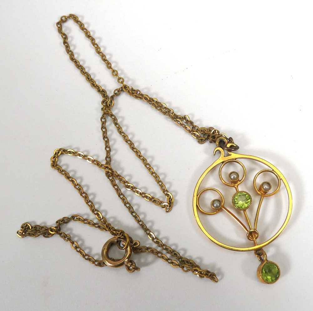 A 9ct yellow gold chainlink necklace suspending an openwork pendant set peridot and seed pearl in - Image 2 of 3