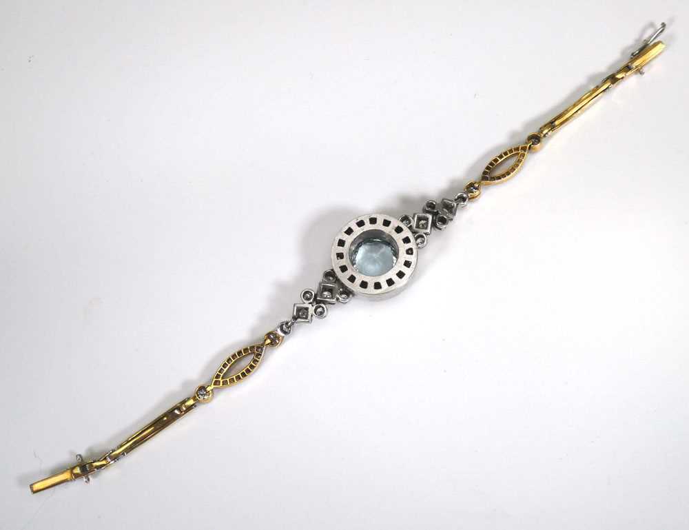 A yellow and white metal highlighted cocktail bracelet set centrally with a brilliant cut aquamarine - Bild 2 aus 4