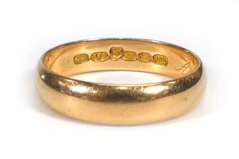 A Finnish 18ct yellow gold wedding band, band w. 4.5 mm,ring size U,5.5 gms