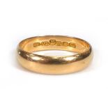 A Finnish 18ct yellow gold wedding band, band w. 4.5 mm,ring size U,5.5 gms