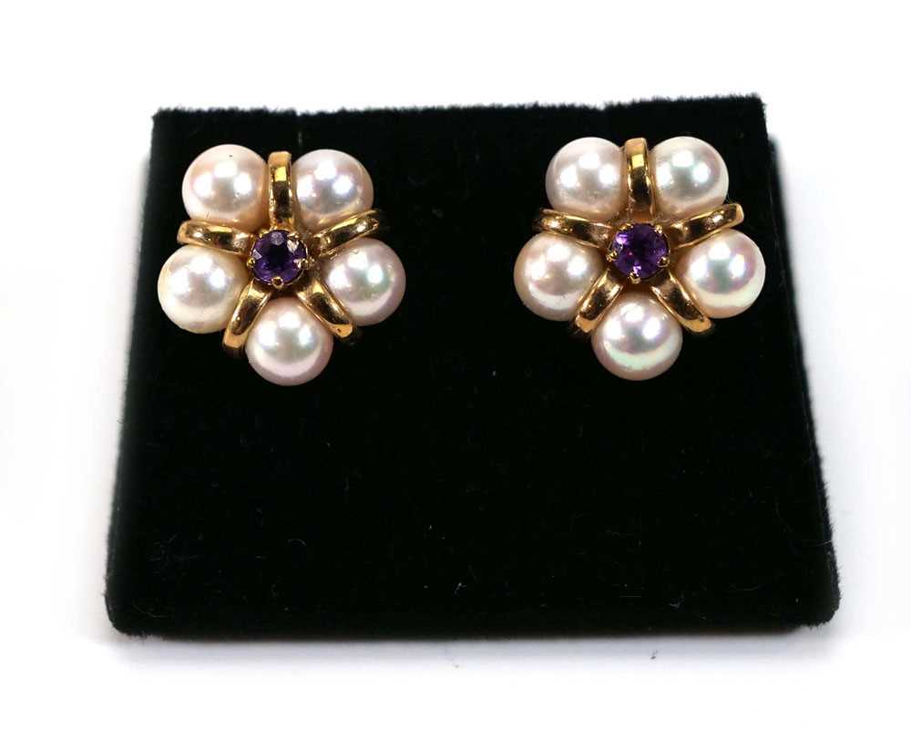 A 9ct yellow gold brooch set oval amethyst within a border of six cultured pearls, w. 2.2 cm, - Image 3 of 3