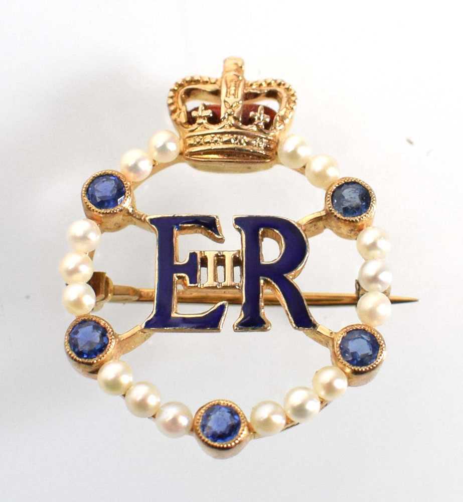 A 9ct yellow gold wreath brooch depicting the cypher of Queen Elizabeth II, set sapphires and seed - Image 5 of 9