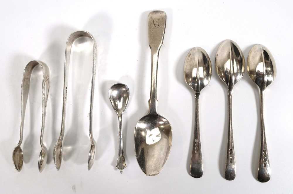 A small group of silver comprising three rats tail teaspoons, a fiddle pattern teaspoons, a salt