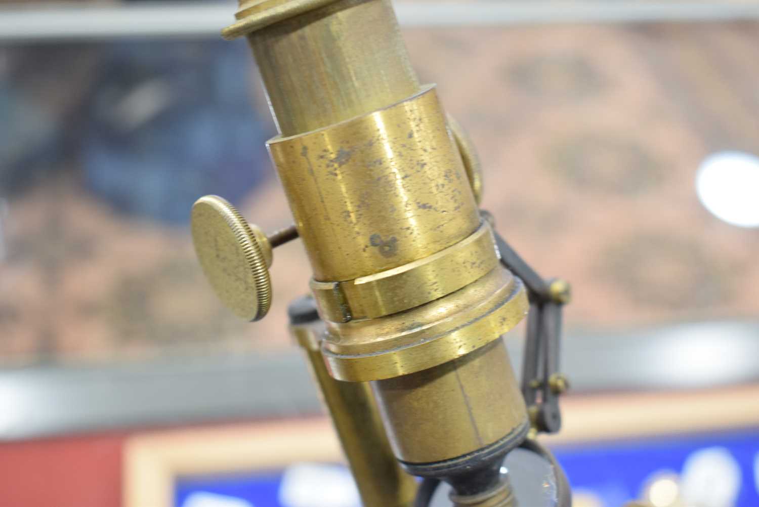 A mahogany cased student's monocular microscopeHeavy pitting and tarnishing to the brass. Winder - Bild 3 aus 5