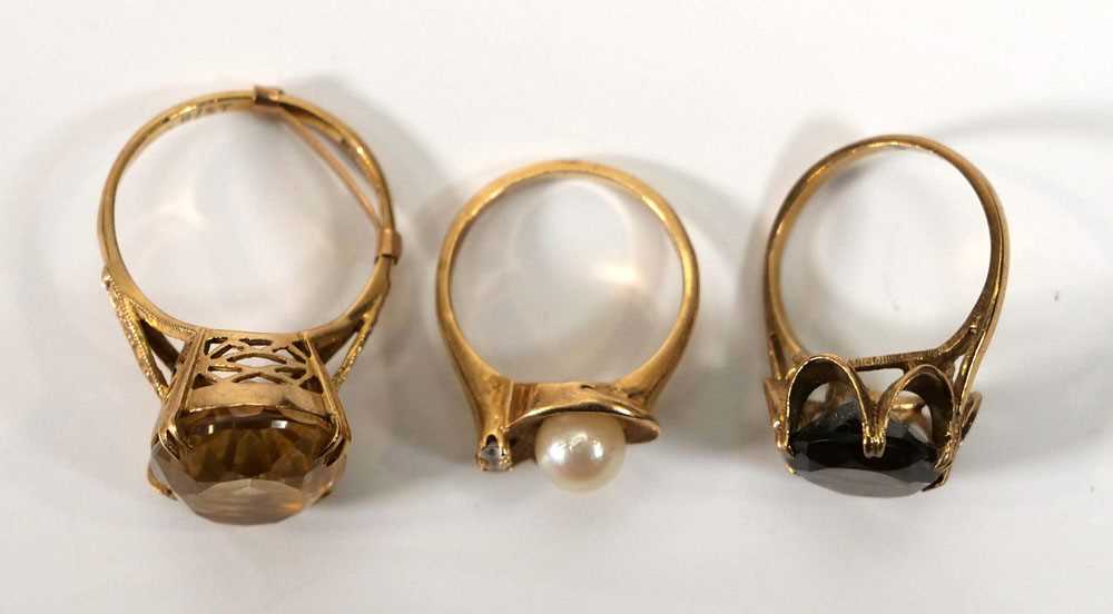 A 14ct yellow gold ring set cultured pearl and two 9ct dress rings, various sizes, overall 12.2 - Image 2 of 2