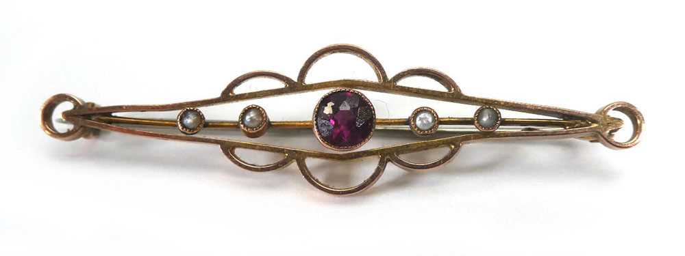 An early 20th century 9ct yellow gold openwork bar brooch set pink glass and seed pearls, w. 5.2 cm,
