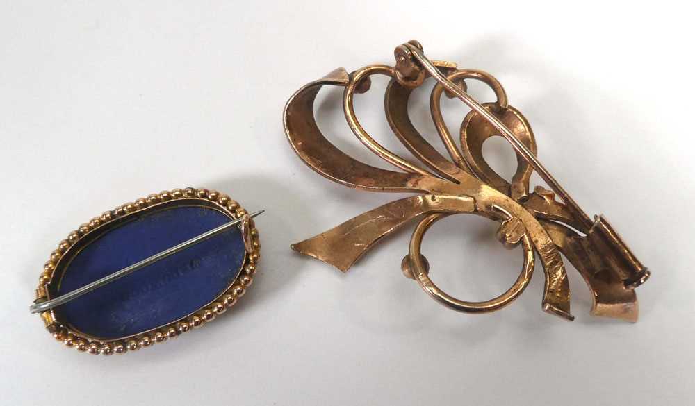 A 9ct yellow gold mounted jasperware brooch of oval form, w. 2.8 cm, together with a yellow metal - Image 2 of 2