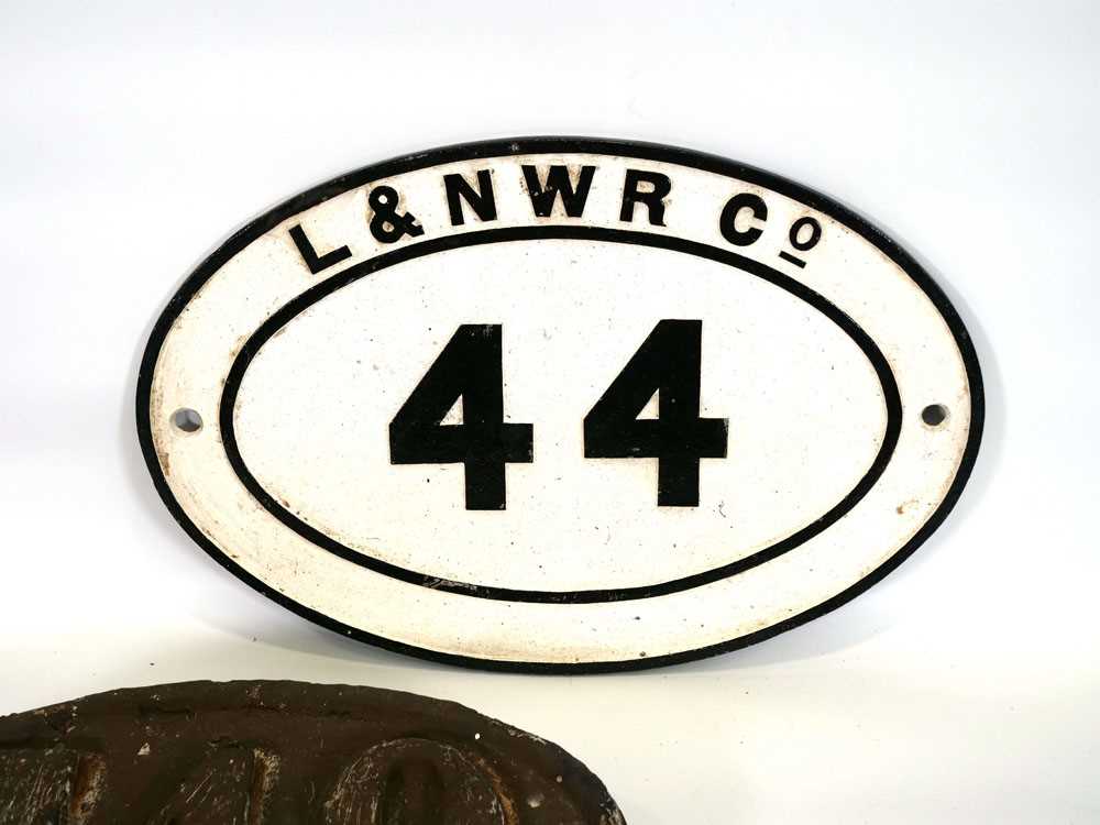 Three cast-iron railway bridge plates including L & N W R Company and two others (3) - Bild 4 aus 4