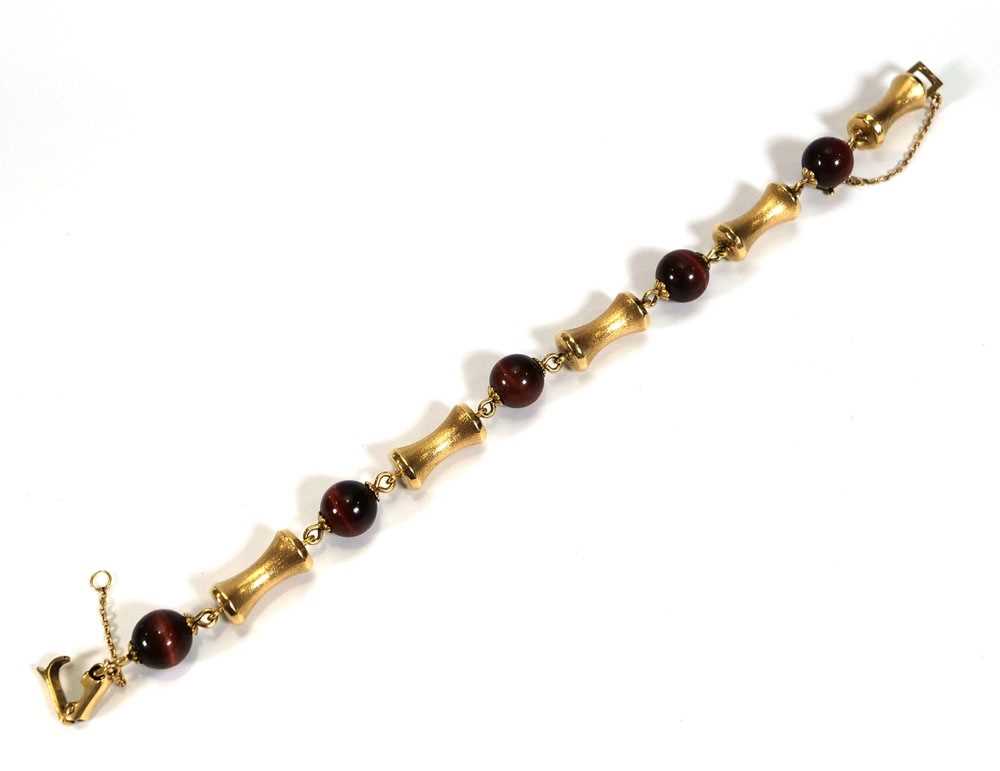 A yellow metal vertebrae and red tigers eye link bracelet, l. 20 cm, 23.4 gmsHallmarks indistinct - Bild 2 aus 2