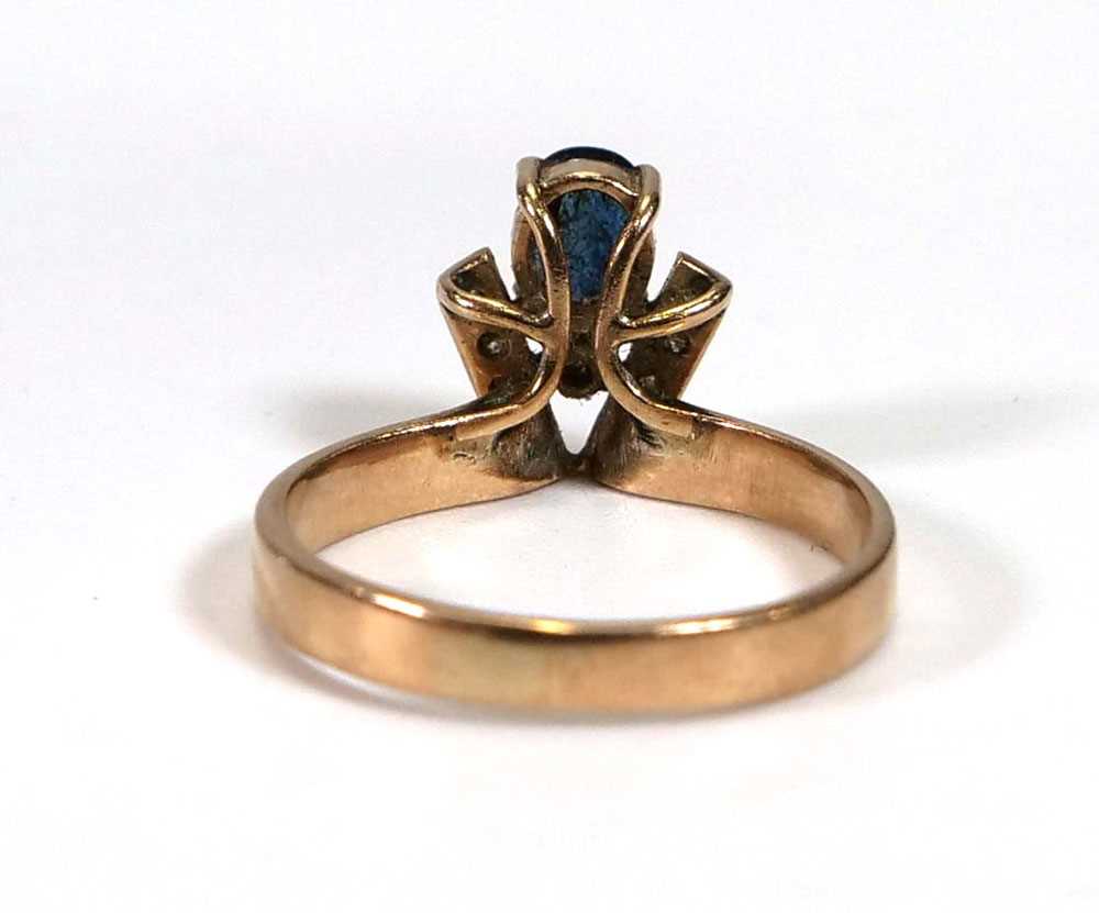 A yellow metal ring set oval sapphire and nine small diamonds in a coronet style setting, ring - Bild 3 aus 4