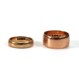 An Edwardian 9ct rose gold wedding band, Birmingham 1906, band w. 8 mm, ring size O, together with a