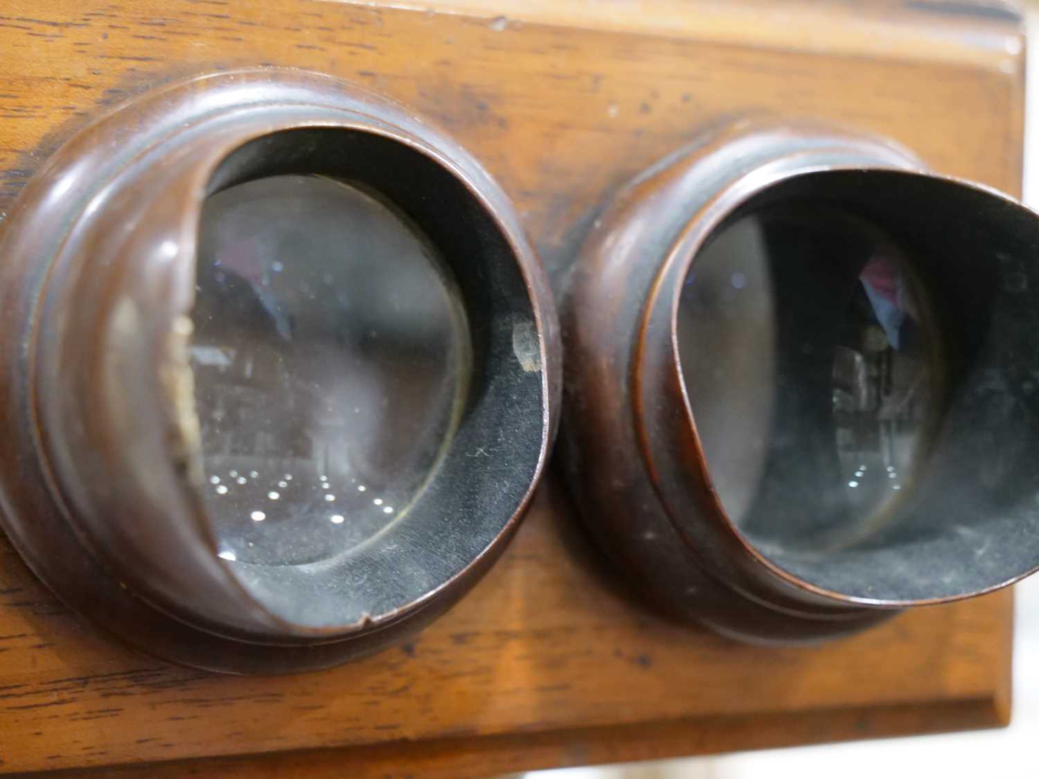 A Negretti & Zambra stereoscopic table viewer, the mahogany box with twin eye shields and ivory - Bild 12 aus 26