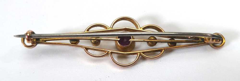 An early 20th century 9ct yellow gold openwork bar brooch set pink glass and seed pearls, w. 5.2 cm, - Image 2 of 2