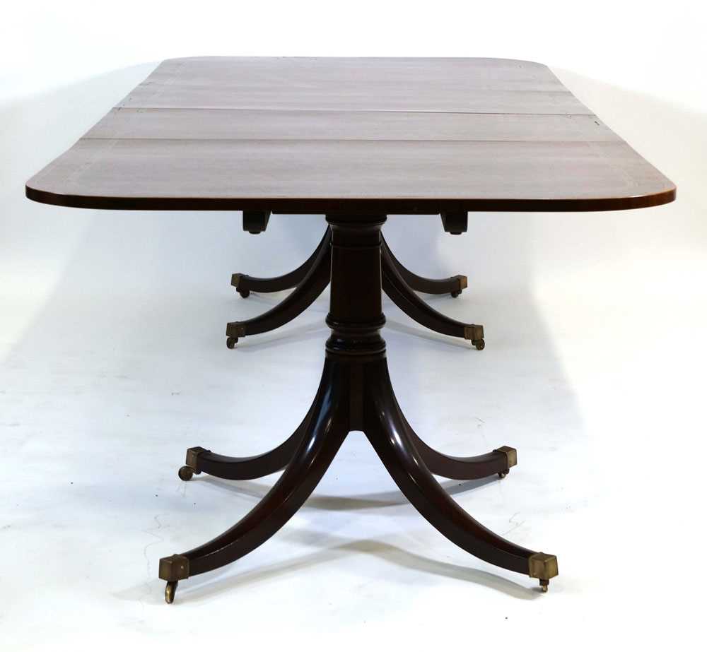 A Georgian-style mahogany, strung and walnut crossbanded twin-pedestal dining table with two - Bild 2 aus 7