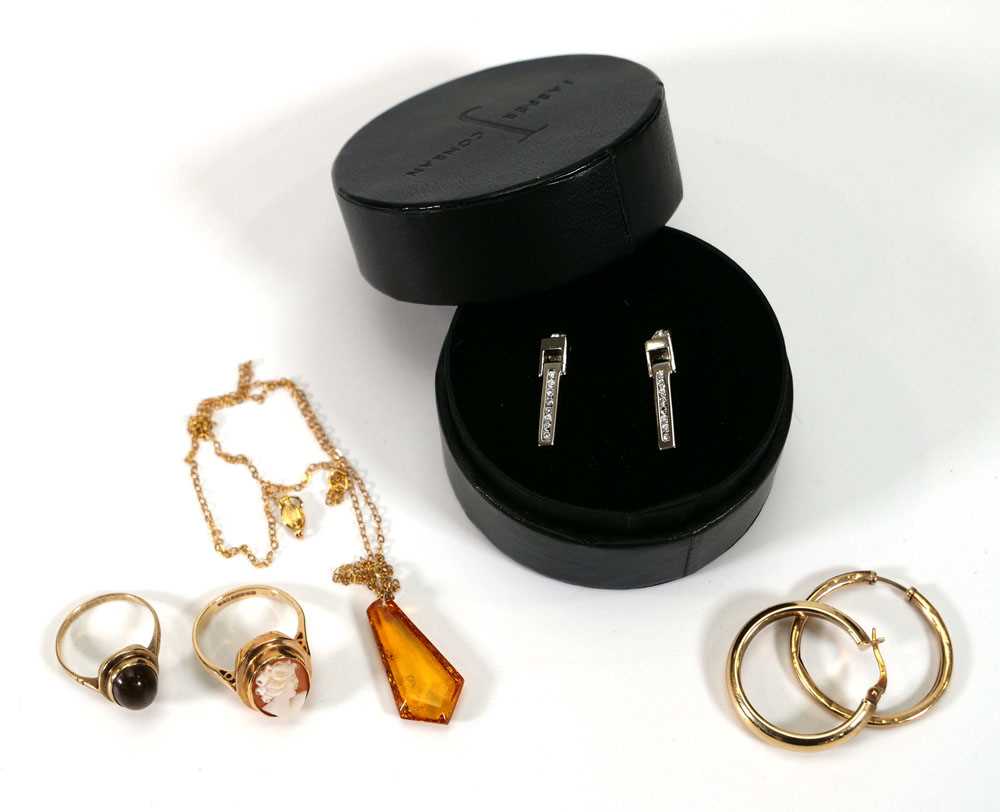 Two 9ct yellow gold dress rings set cameo and smoky quartz, a pair of 9ct ear hoops, overall 8.1