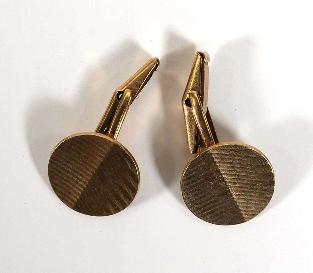 A pair of 9ct yellow gold engine turned cufflink's of circular form, 10.3 gms (2) - Bild 2 aus 3