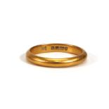 A 22ct yellow gold wedding band, band w. 2 mm, ring size M, 3.5 gms