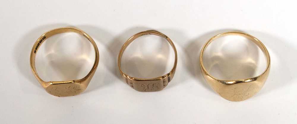 Three 9ct yellow gold signet rings, various sizes, overall 12.8 gms (3) - Bild 2 aus 2