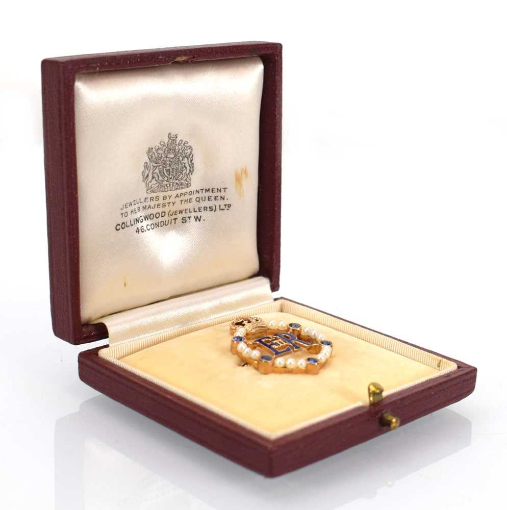 A 9ct yellow gold wreath brooch depicting the cypher of Queen Elizabeth II, set sapphires and seed - Image 2 of 9
