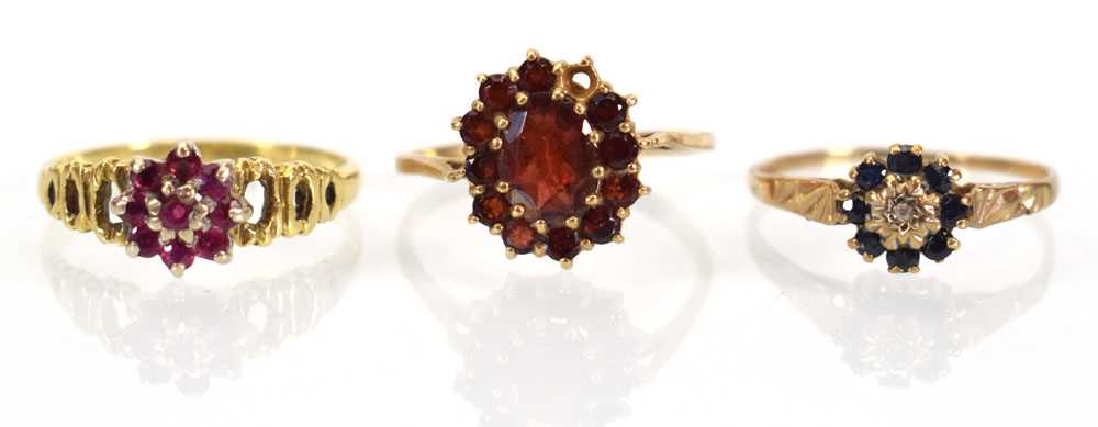 Three 9ct yellow gold cluster rings set ruby, sapphire and garnet, various sizes, overall 6.4 gms (