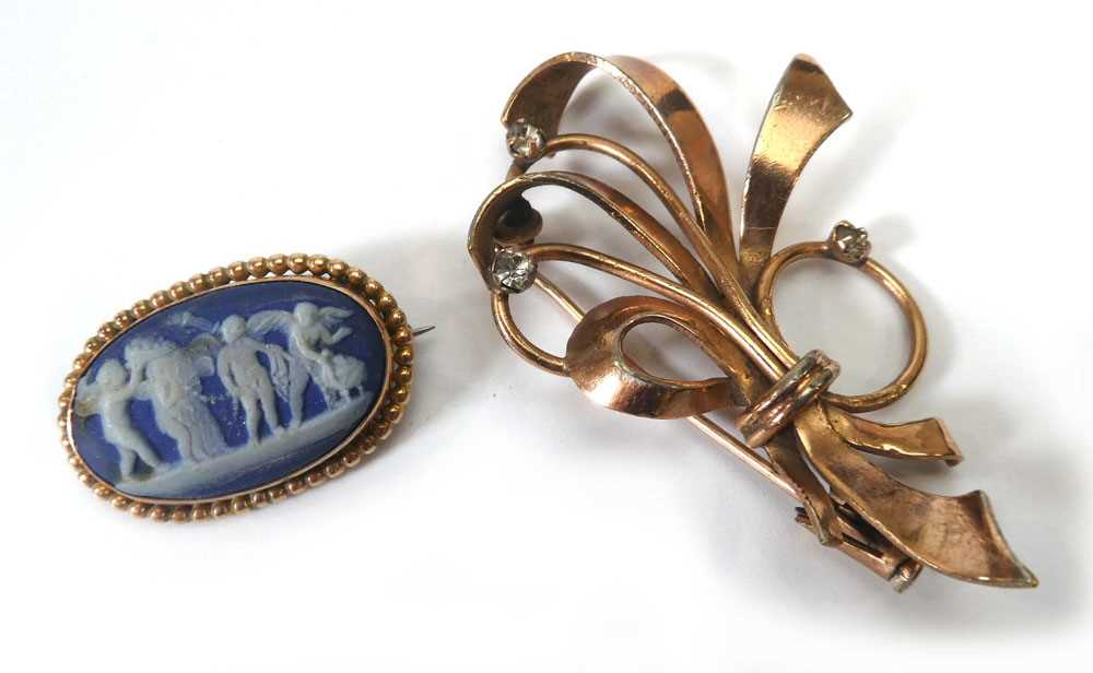 A 9ct yellow gold mounted jasperware brooch of oval form, w. 2.8 cm, together with a yellow metal