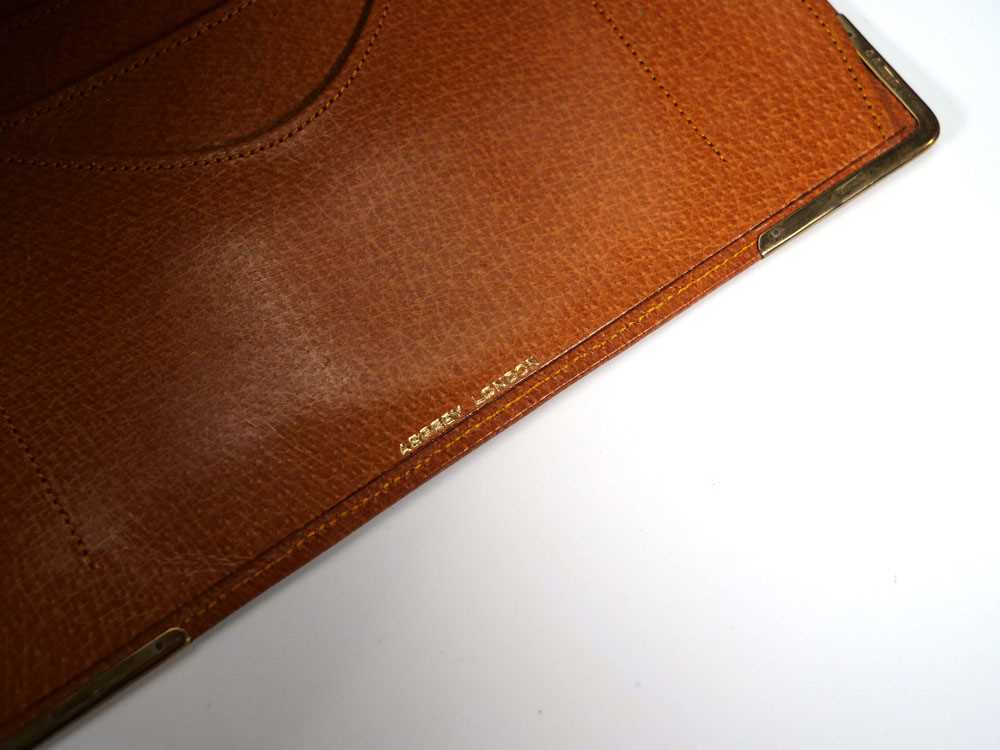 An Asprey tan leather and watered silk wallet with 9ct yellow gold mounts, l. 16.5 cm - Bild 3 aus 4