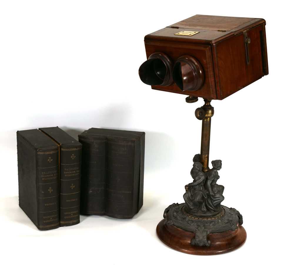 A Negretti & Zambra stereoscopic table viewer, the mahogany box with twin eye shields and ivory - Bild 2 aus 26