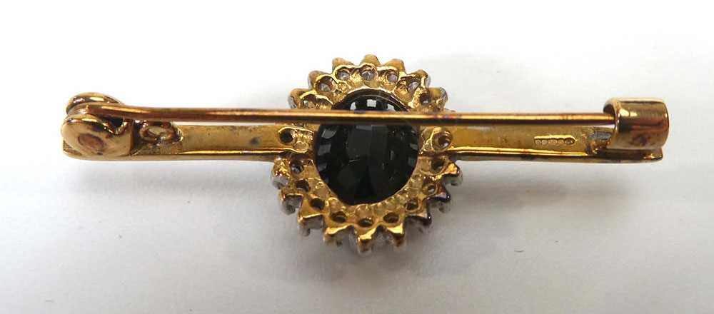 A 9ct yellow gold bar brooch set sapphire and diamond cluster, w. 3.5 cm, 2.9 gms - Image 2 of 2