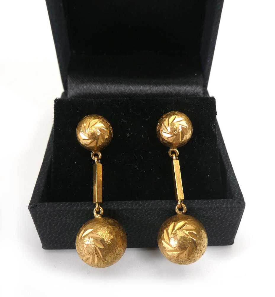 A pair of yellow metal engraved ball link ear pendants, l. 3.2 cm, overall 5.9 gms (2)No