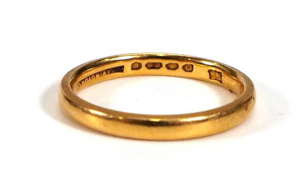 A 22ct yellow gold wedding band, London (?)1909, band w, 2 mm,ring size N 1/2,3.4 gms