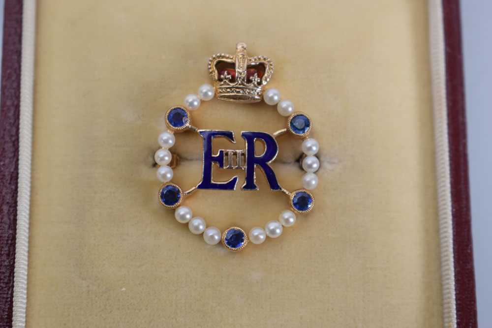 A 9ct yellow gold wreath brooch depicting the cypher of Queen Elizabeth II, set sapphires and seed - Image 8 of 9