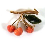 An 18ct yellow gold brooch in the form of a clutch of cherries set green hardstone and coral, w. 3.7