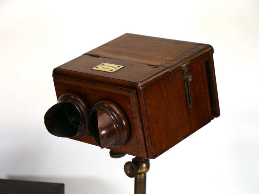 A Negretti & Zambra stereoscopic table viewer, the mahogany box with twin eye shields and ivory - Bild 3 aus 26