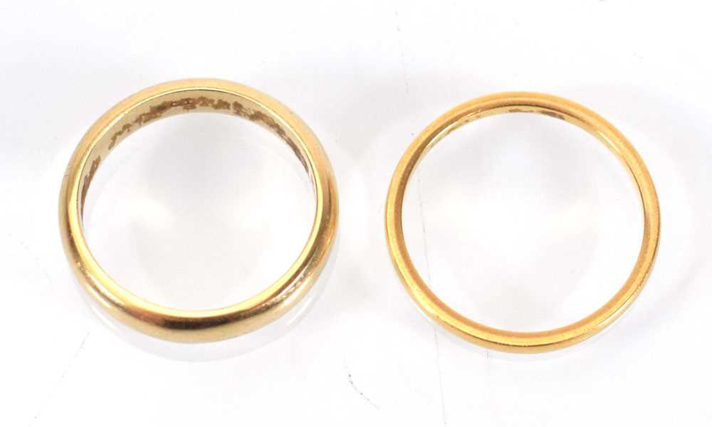 A 22ct yellow gold wedding band, band w. 1.5 mm, ring size O, 2 gms and a 9ct yellow gold wedding - Image 2 of 2