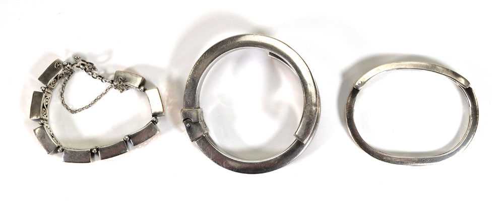 A silver hinged bracelet by Pianegonda and two further modernist silver bracelets (3) - Bild 2 aus 2