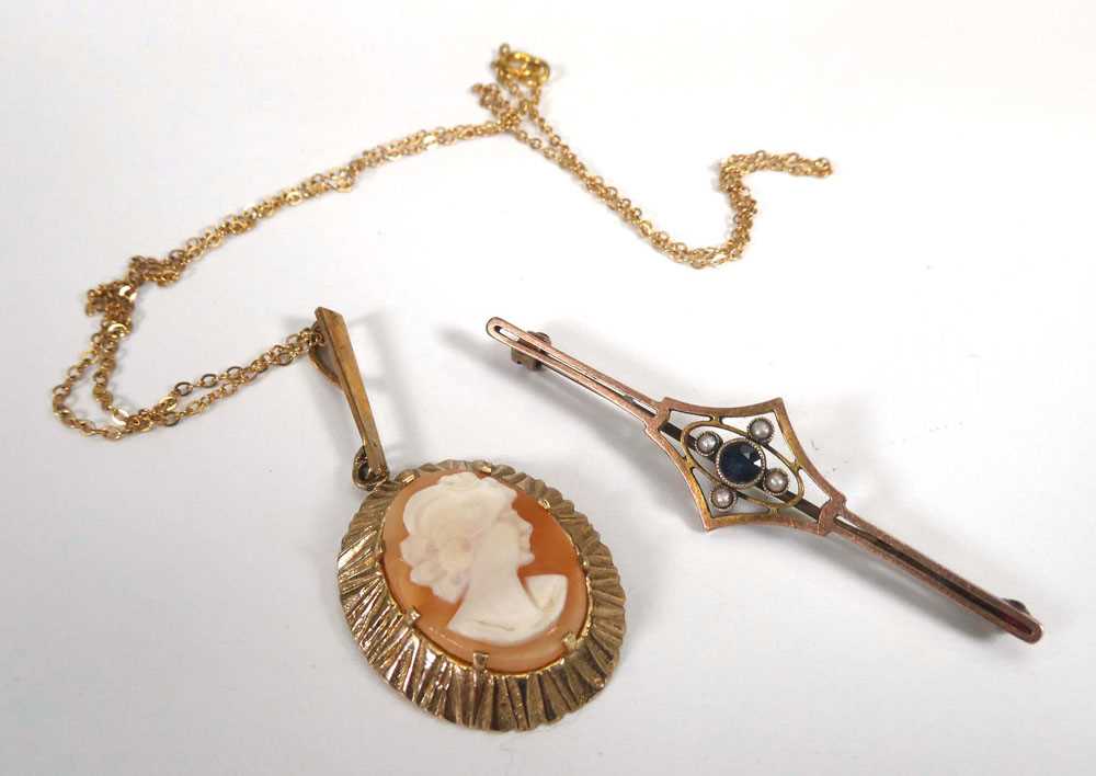 An early 20th century 9ct yellow gold bar brooch set sapphire and seed pearls, w. 5.1 cm and a 9ct