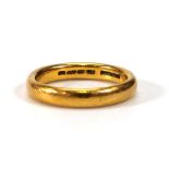 A 22ct yellow gold wedding band, band w. 3 mm,ring size L,5.3 gms