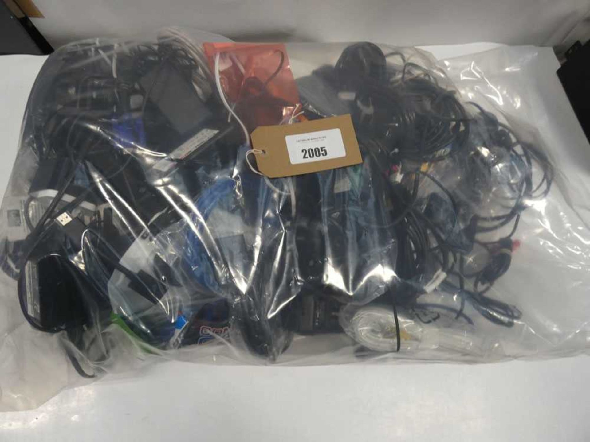 +VAT Large quantity of cables, leads and PSUs