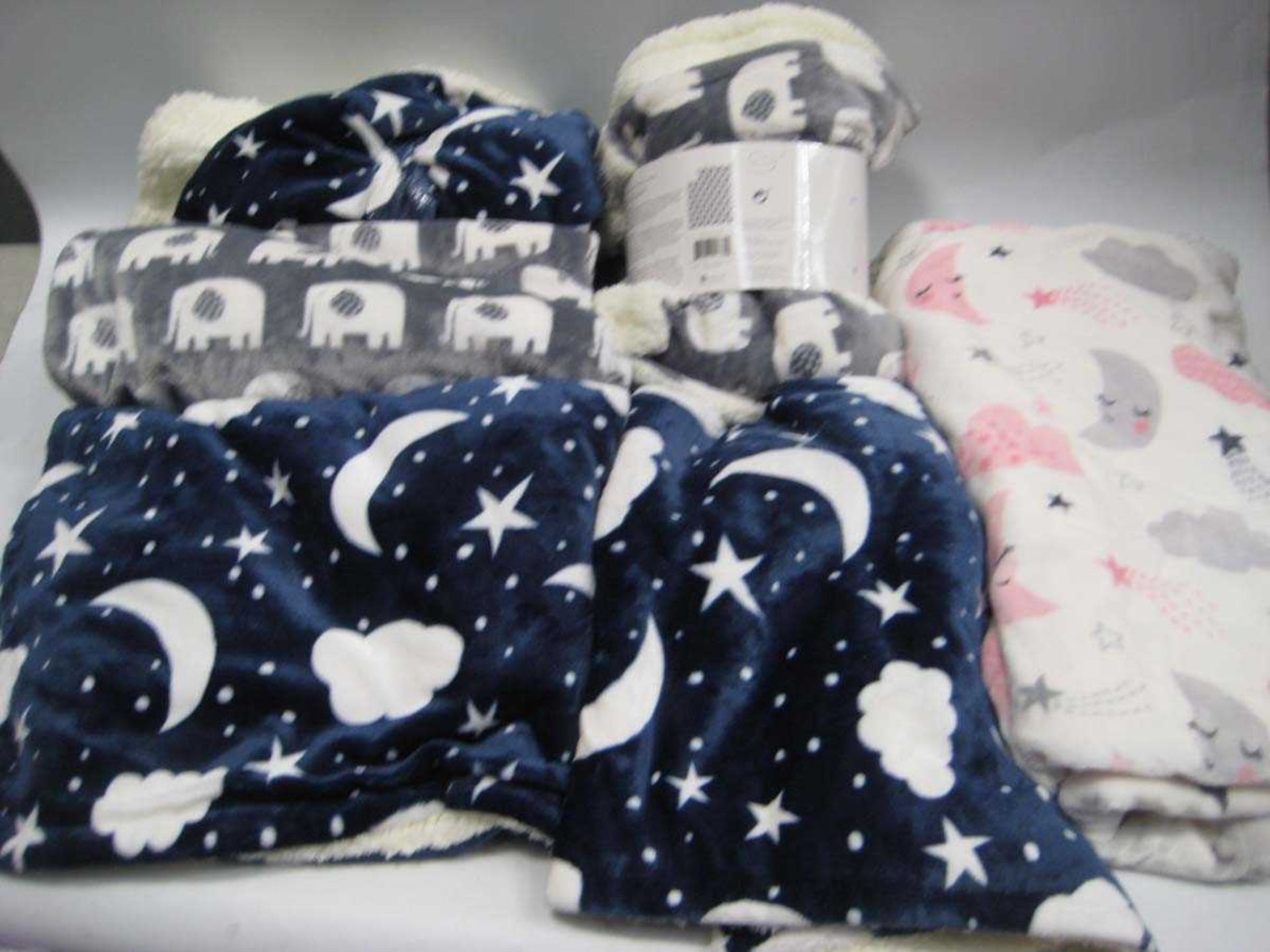 +VAT A bag containing 6x Babies Blankets in various styles.