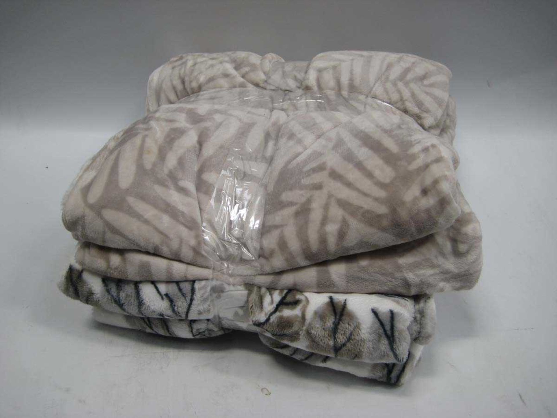 +VAT 2x Cream Patterned Blankets/Throws.