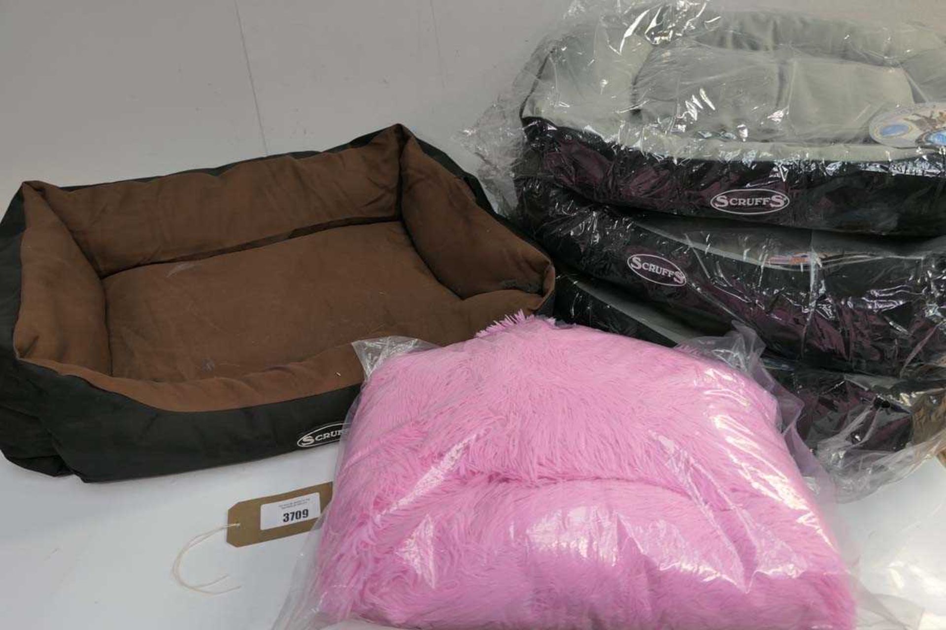 +VAT Selection of various Scruffs dog beds together with pink fluffy bed